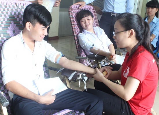 Sinh viên Trường Cao đẳng Y tế Đặng Thùy Trâm tham gia hiến máu.