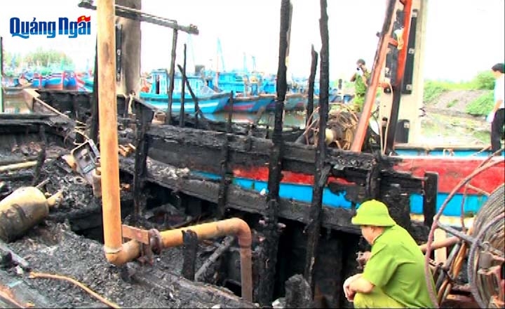Video: Cháy 2 tàu cá trên hàng tỷ đồng, ngư dân trắng tay