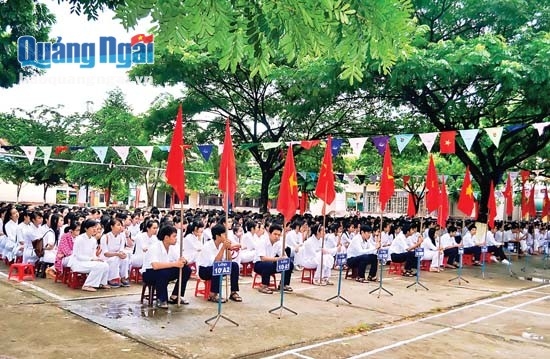 Học sinh Trường THPT chuyên Lê Khiết dự lễ chào cờ đầu tuần.