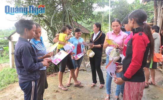 Cán bộ dân số xã Trà Phong tuyên truyền về chính sách DS-KHHGĐ cho chị em phụ nữ trong độ tuổi sinh đẻ.