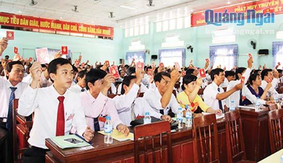 Các đại biểu biểu quyết thông qua Nghị quyết Đại hội Đảng bộ huyện Sơn Tịnh lần thứ XVIII, nhiệm kỳ 2015-2020.                                                                                                                                            Ảnh: TL