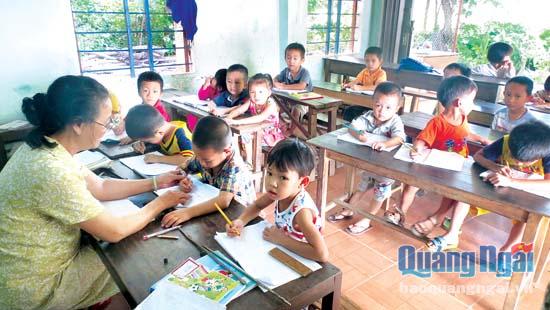  Thành phố Quảng Ngãi đang thiếu trầm trọng giáo viên mầm non. Trong ảnh:  Một lớp nhà trẻ tư thục tại phường Trương Quang Trọng.