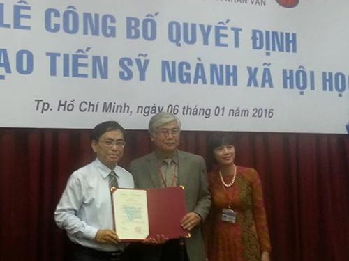  PGS. TS Nguyễn Hội Nghĩa, phó giám đốc ĐHQG TP HCM trao quyết định giáo nhiệm vụ đào tạo tiến sĩ Xã hội học cho trường sáng 6-1