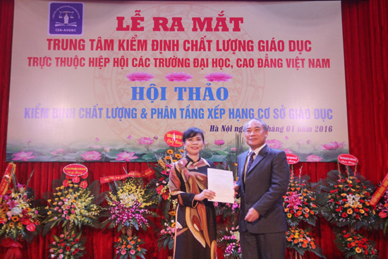 Thứ trưởng Bộ GD-ĐT Nguyễn Vinh Hiển trao quyết định thành lập Trung tâm Kiểm định chất lượng giáo dục trực thuộc Hiệp hội Các trường đại học, cao đẳng Việt Nam