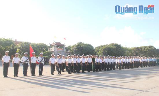  Lễ chào cờ có sự hiện diện của tất cả cán bộ, chiến sĩ và nhân dân trên đảo.