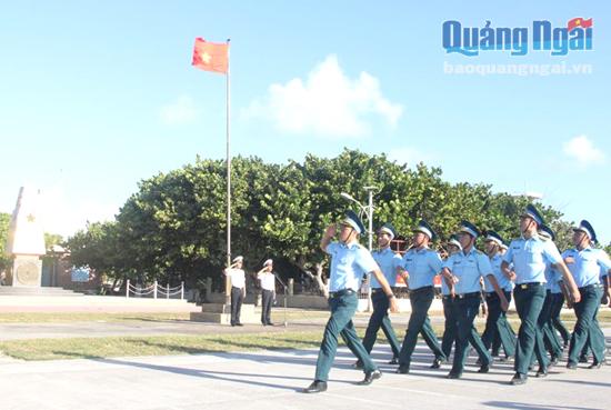   Lực lượng vũ trang đảo Trường Sa diễu hành qua Cột cờ Tổ quốc.