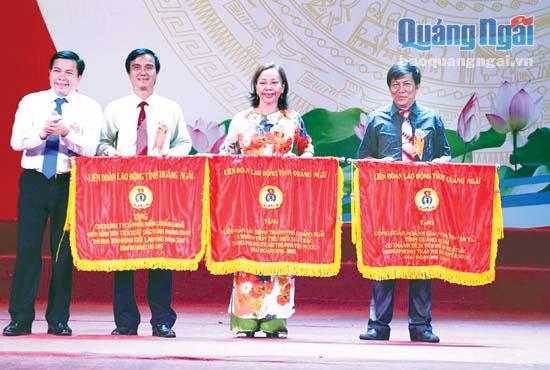 Phó Bí thư Tỉnh ủy Trần Văn Minh trao cờ thi đua của LĐLĐ tỉnh cho các tập thể đạt thành tích trong hoạt động công đoàn.