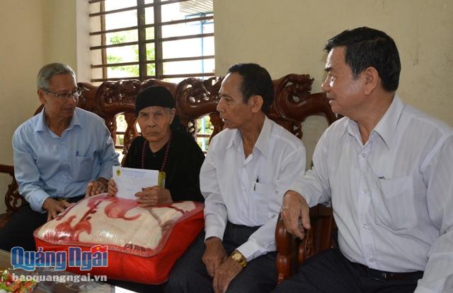 Đoàn đến thăm, tặng quà và tôn vinh cụ Nguyễn Thị Giá ở tổ dân phố Đá Bàn, thị trấn Ba Tơ.