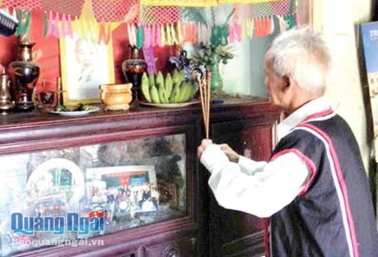 Ông Hồ Văn Thuận thắp hương lên bàn thờ Bác.