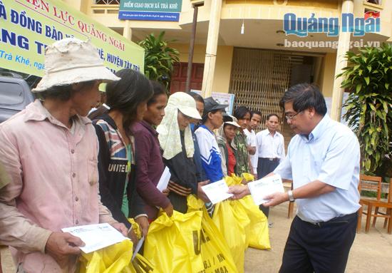 Công ty Điện lực Quảng Ngãi trao quà cho hộ nghèo thôn Sơn, xã Trà Khê (Tây Trà). 