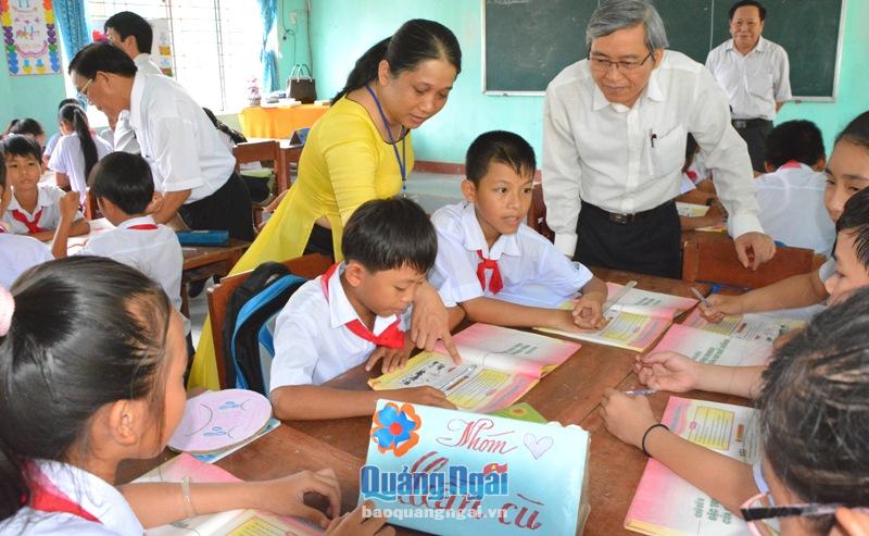 Phó Chủ tịch Thường trực UBND tỉnh Lê Quang Thích dự giờ tại Trường THCS Nghĩa Lâm.
