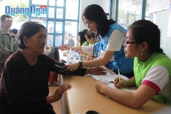 Các y, bác sĩ và tình nguyện viên chăm sóc sức khỏe cho người nghèo ở huyện Minh Long.