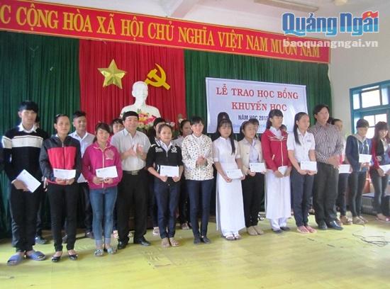 Ông Phạm Thanh Hải - Chủ tịch Hội khuyến học tỉnh trao tặng học bổng cho các em.