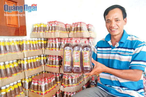 Anh Nguyễn Chát giới thiệu sản phẩm nước mắm truyền thống của gia đình.