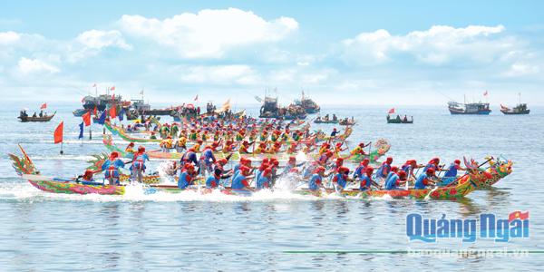 Lễ hội dua thuyền truyền thống Lý Sơn.                   Ảnh: M.THU