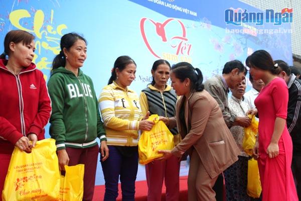 Bà Ngô Thị Kim Ngọc, Chủ tịch LĐLĐ tỉnh tặng quà tết cho CNLĐ nghèo, giúp CNLĐ có một cái tết đầm ấm.Ảnh BS)