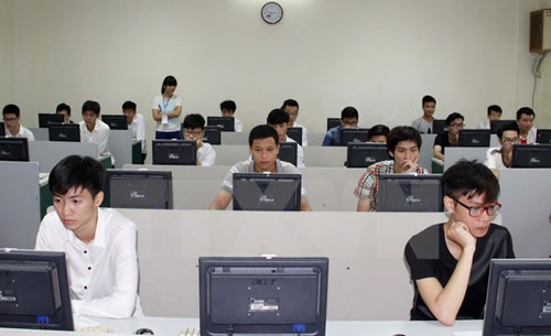  Thí sinh làm bài thi đánh giá năng lực lấy kết quả xét tuyển vào Trường Đại học Quốc gia Hà Nội. (Ảnh: Quý Trung/TTXVN)