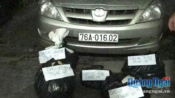Xe ô tô Innova và các bao thuốc nổ thu giữ do Nguyễn Vương vận chuyển