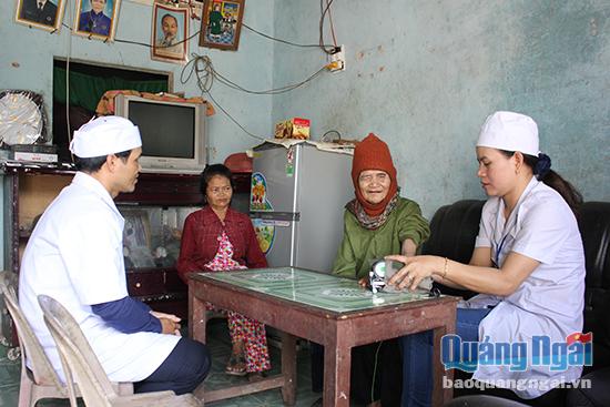 Bác sĩ Đinh Thị Thùy và chồng là y sĩ Hồ Văn Điếu luôn dành thời gian đến động viên, thăm khám sức khỏe cho các hộ dân trong xã