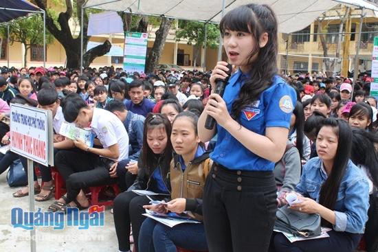 Thí sinh Trường THPT Huỳnh Thúc Kháng hào hứng đặt câu hỏi.