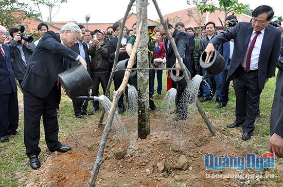 Tổng Bí thư Nguyễn Phú Trọng cùng các lãnh đạo cấp nhà nước trồng cây lưu niệm tại khuôn viên Khu lưu niệm Thủ tướng Phạm Văn Đồng