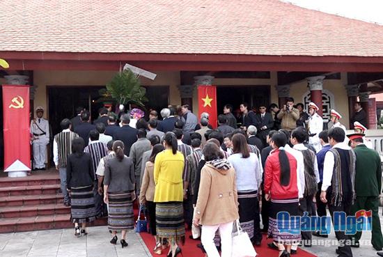 Hơn 1.000 người dân đã không ngại đường xa đến dâng hương tưởng nhớ Thủ tướng Phạm Văn Đồng nhân lễ kỷ niệm 110 năm Ngày sinh của Bác