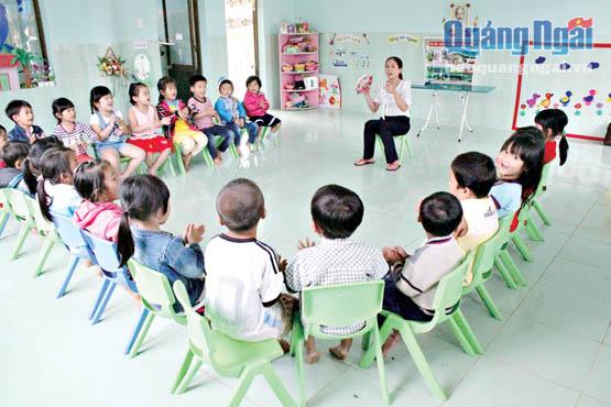 Cô trò Trường Mẫu giáo Tịnh Giang phấn khởi học tập trong ngôi trường mới.