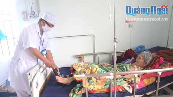 Bệnh nhân được chăm sóc tại Khoa Hồi sức tại Bệnh viện Đa khoa Sơn Tịnh.