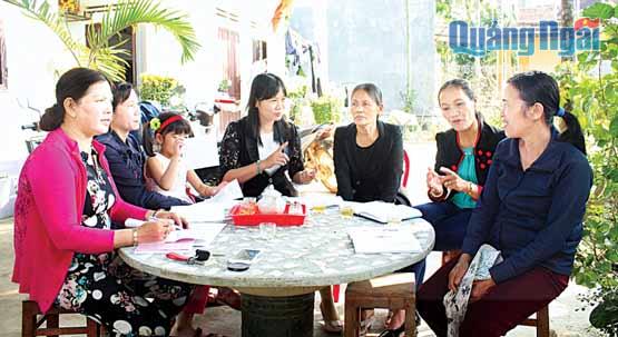 Chị Thắm (đầu tiên, bên trái) tuyên truyền nâng cao hiểu biết cho chị em phụ nữ ở cơ sở về 4  phẩm chất của phụ nữ Việt Nam trong thời kỳ mới.