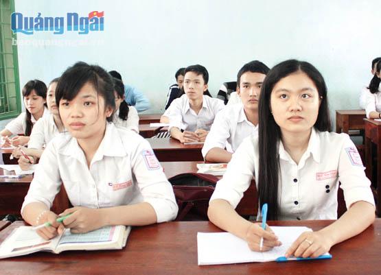  Học sinh Trường THPT Lê Trung Đình (TP.Quảng Ngãi) tập trung ôn tập kiến thức chuẩn bị cho kỳ thi THPT quốc gia 2016.