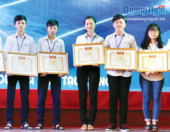 Võ Hoàng Triết và Nguyễn Thị Tường Vi vinh dự nhận giải nhì trong Hội thi. (ảnh do nhân vật cung cấp)
