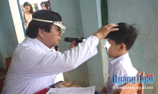 Khám mắt miễn phí cho trẻ em trên địa bàn huyện Nghĩa Hành tại chương trình 
