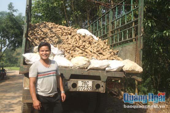 Nhờ chăm chỉ và nhạy bén trong làm ăn, anh Đinh Sơn đã mua được chiếc xe tải để chuyên chở mì, keo.