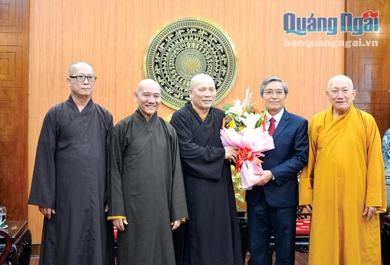Phó Chủ tịch Thường trực UBND tỉnh Lê Quang Thích tặng hoa chúc mừng Ban Thường trực Giáo hội Phật giáo tỉnh. Ảnh: N.T