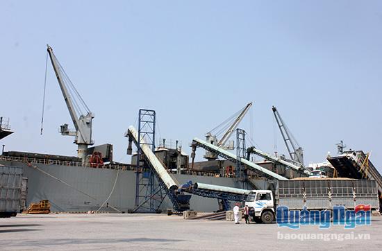 Tất cả các tàu trước khi nhập cảng Dung Quất xuất, nhập hàng đều phải thông qua công tác kiểm dịch y tế