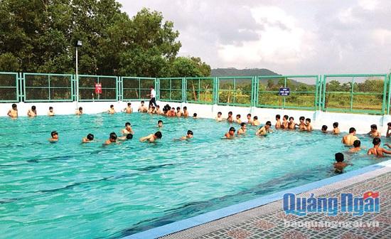 Bể bơi tại trường THCS Phổ Vinh là bể bơi trường học đầu tiên và duy nhất tại Quảng Ngãi