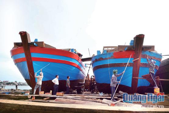 Ông Bùi Tín, xã Nghĩa Dõng đầu tư 14 tỷ đồng đóng mới 2 tàu cá có công suất 950CV/chiếc.