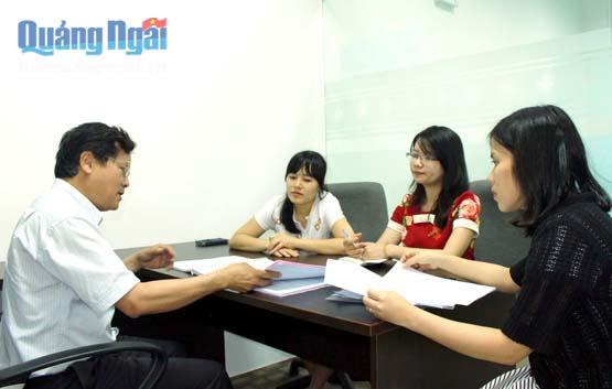 Cán bộ Tổ một cửa tại Văn phòng Công ty VSIP hướng dẫn các thủ tục cho nhà đầu tư tại KCN VSIP Quảng Ngãi.