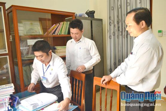 Trưởng Ban Pháp chế HĐND tỉnh Tôn Long Hiếu (bên phải) giám sát việc cải cách tài chính công tại phường Trần Hưng Đạo (TP.Quảng Ngãi).