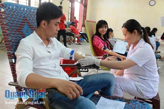 Sinh viên Trường Đại học Tài chính Kế toán tham gia hiến máu.