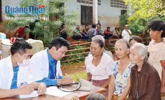 Bác sĩ trẻ Quảng Ngãi khám bệnh, kê toa thuốc cho người dân Lào.