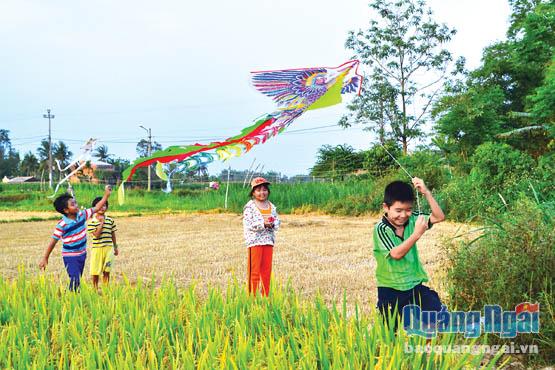 Cách trung tâm TP. Quảng Ngãi chưa đầy 3km, cánh đồng ở Nghĩa Dõng trở thành điểm vui chơi của trẻ em nơi đây.