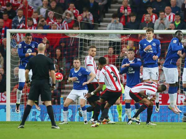  Patrick van Aanholt (số 3) tung cú sút ghi bàn vào lưới Everton đưa Sunderland vượt lên dẫn 1 - 0