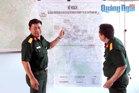 Thượng tá Võ Văn Bá- Phó Chỉ huy trưởng, tham mưu trưởng  kiểm tra phương án bảo vệ bầu cử tại Ban CHQS huyện Nghĩa Hành.