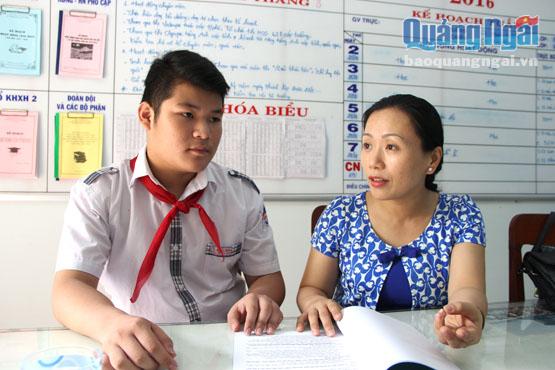 Cô giáo Nguyễn Thị Kiều Linh và em Nguyễn Hoàng Doãn (Trường THCS Nguyễn Nghiêm) đang lên kế hoạch thăm các bạn học sinh khó khăn.