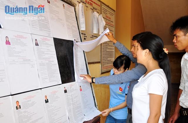 Những cử tri trẻ tìm hiểu về các ứng cử viên ĐBQH và HĐND các cấp