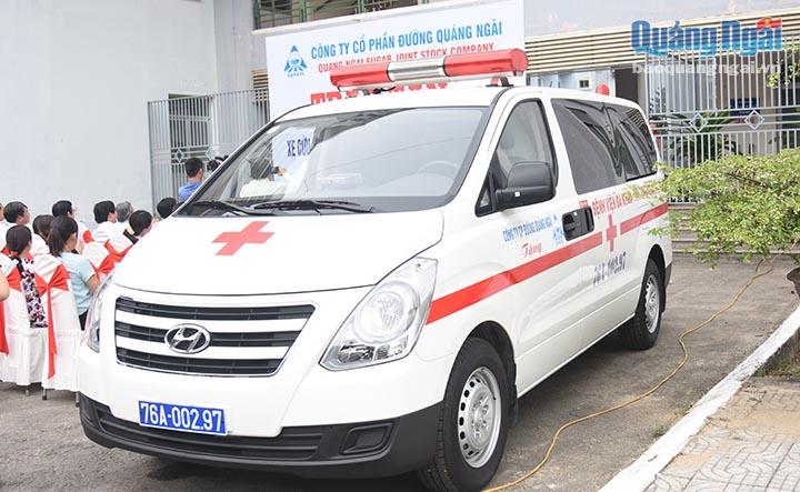 Xe cứu thương trị giá gần 1 đồng được Công ty cổ phần Đường Quảng Ngãi trao tặng cho bệnh viện đa khoa Quảng Ngãi