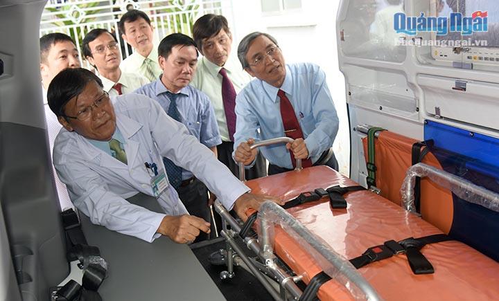 Phó Chủ tịch Thường trực UBND tỉnh Lê Quang Thích (phải) cùng lãnh đạo ngành y tế kiểm tra các thiết bị cấp cứu hiện đại trên xe
