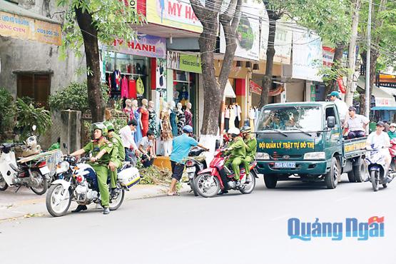 Cảnh sát giao thông và trật tự cơ động Công an TP.Quảng Ngãi tuần tra đảm bảo an ninh trật tự.