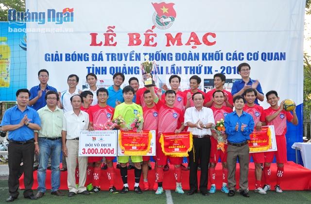 Ban Tổ chức trao chức vô địch cho đội bóng Đoàn TN Ban Quản lý KKT Dung Quất